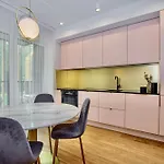 Premium Seaside Escape With Forest View And Free Parking