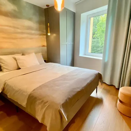 Premium Seaside Escape With Forest View And Free Parking Lägenhet