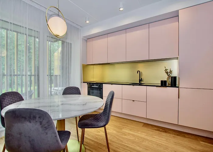 Premium Seaside Escape With Forest View And Free Parking