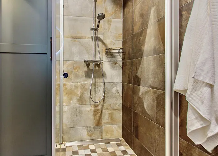 Premium Seaside Escape With Forest View And Free Parking Apartment *