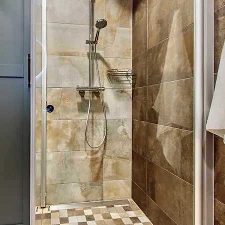 Premium Seaside Escape With Forest View And Free Parking 公寓 *